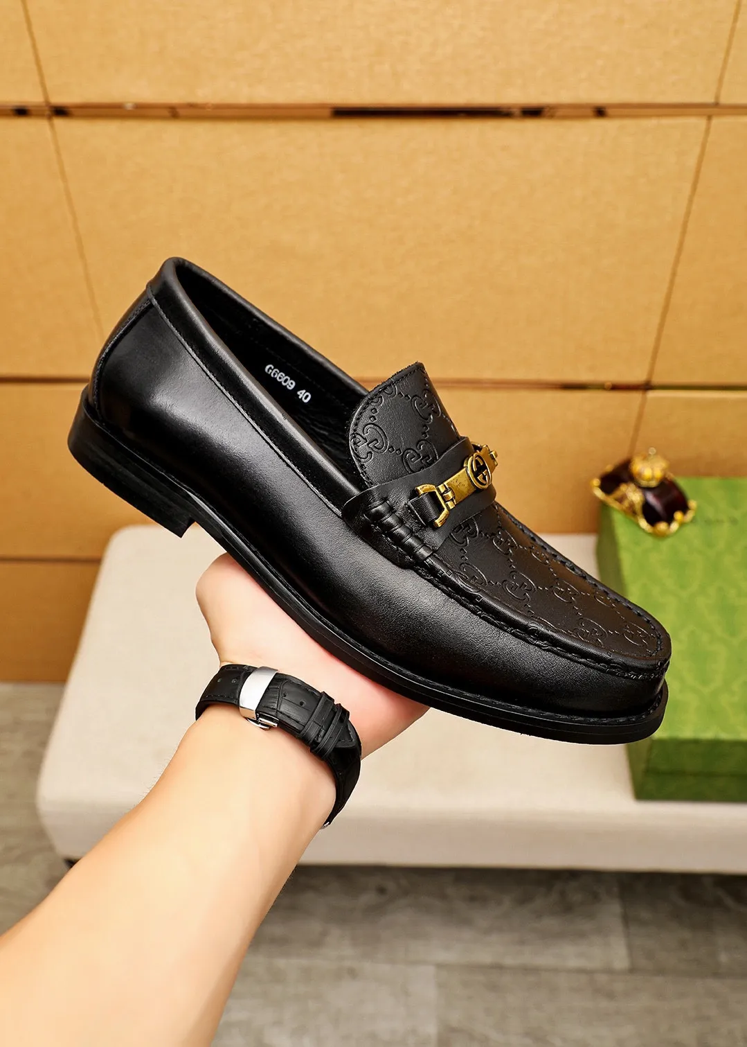 Men's shoes 💰460 💐 Product trademark: GUCCI "Gucci" casual leather shoes Regular size: 38-44 (45🉑️customized) Product materials: Selected imported first-layer calfskin embossed upper + luxury hardware buckle, imported water-dyed cow leather lining. Strong three-dimensional visual effect, original combination outsole Color: 4⃣️colors available